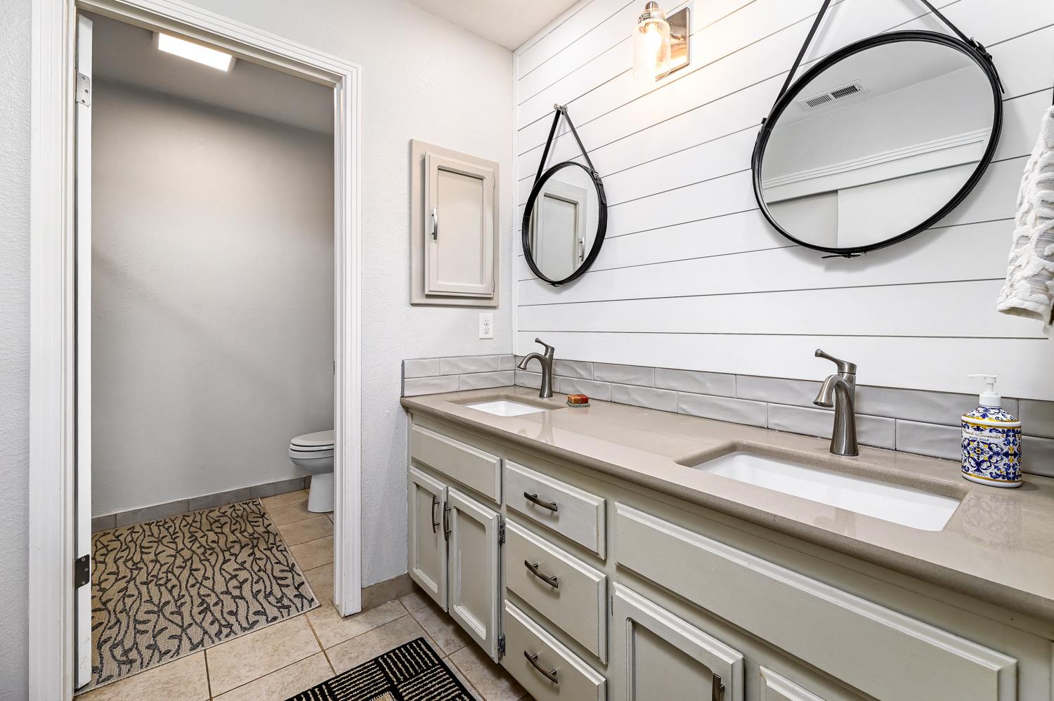 2332 Stuart Ave, Clovis, CA 93611