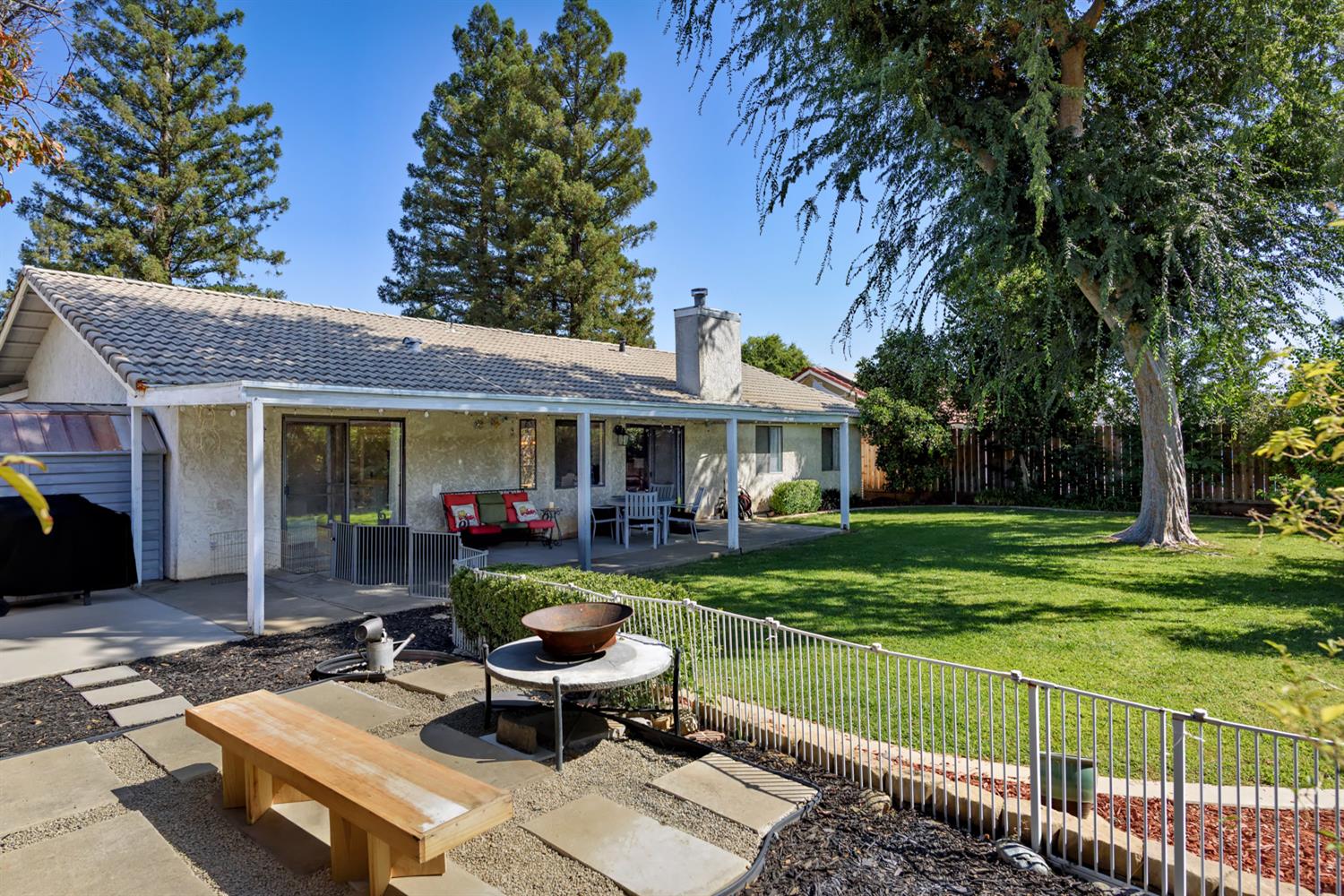 2332 Stuart Ave, Clovis, CA 93611
