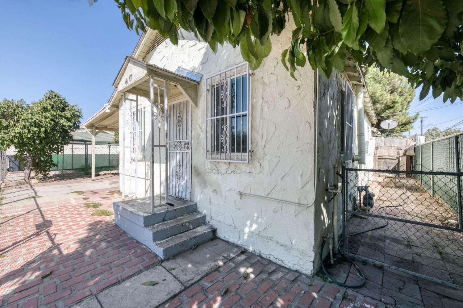 4117 E Kaviland Ave, Fresno, CA 93725