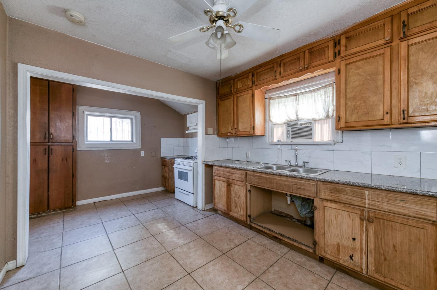 4117 E Kaviland Ave, Fresno, CA 93725
