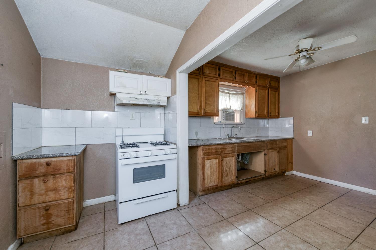 4117 E Kaviland Ave, Fresno, CA 93725