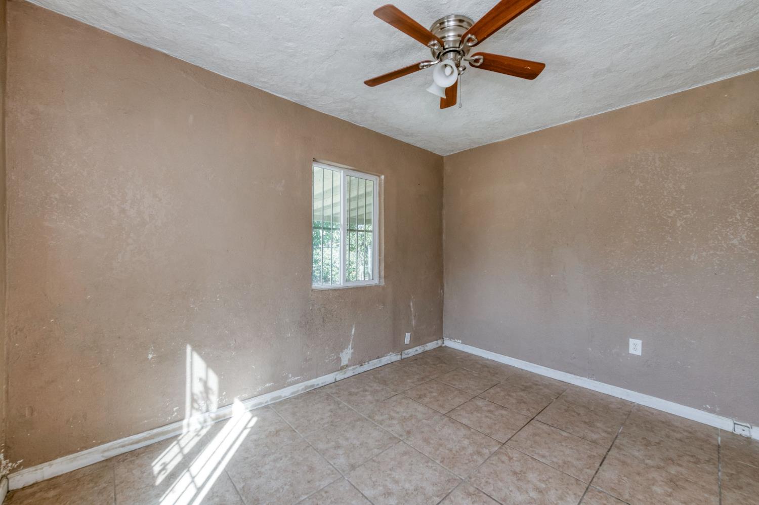 4117 E Kaviland Ave, Fresno, CA 93725
