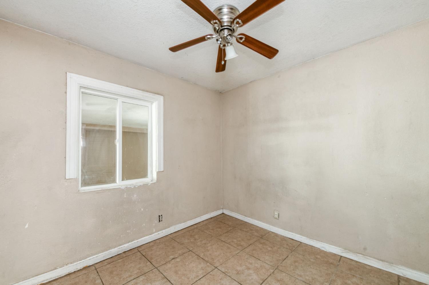 4117 E Kaviland Ave, Fresno, CA 93725