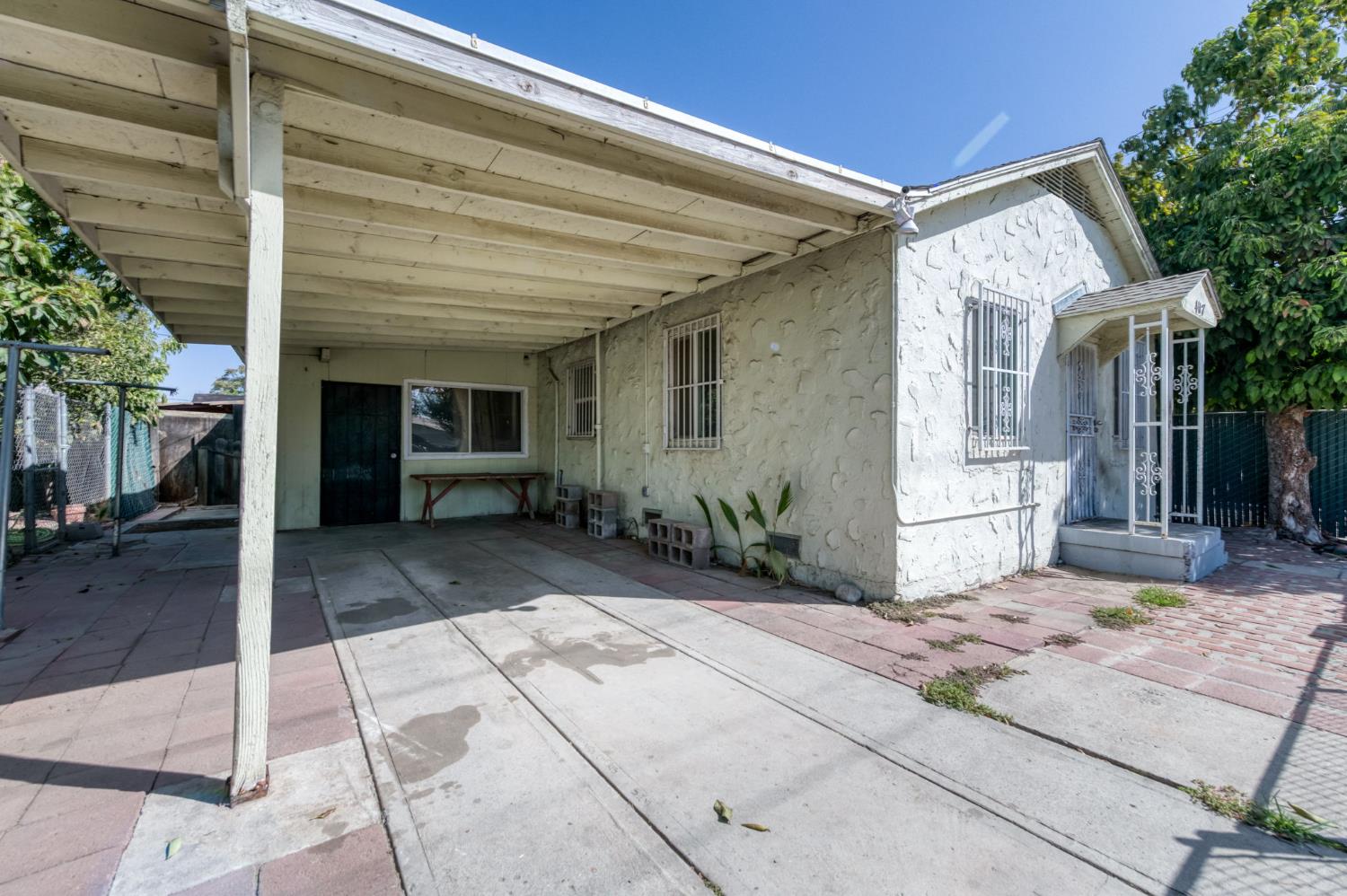 4117 E Kaviland Ave, Fresno, CA 93725