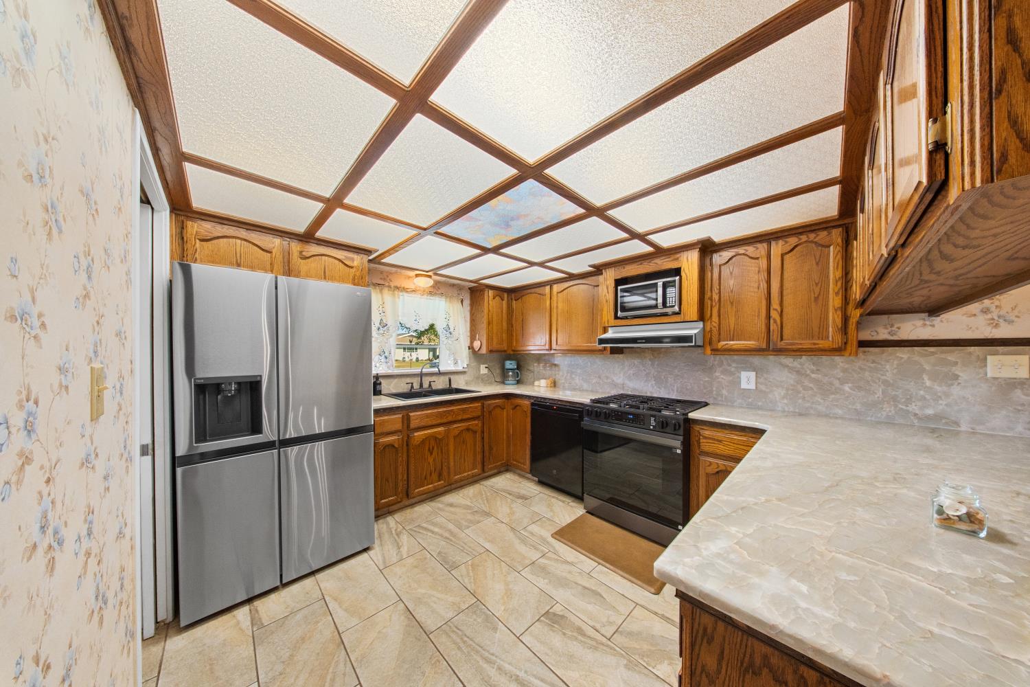2009 Fairmont Dr, Hanford, CA 93230