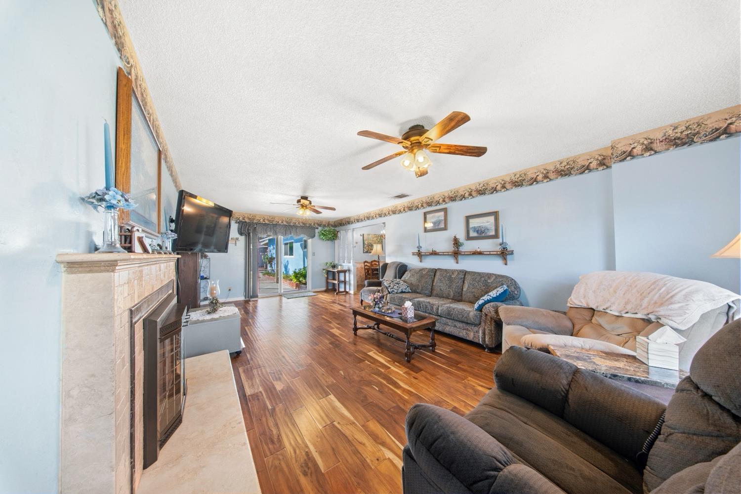 2009 Fairmont Dr, Hanford, CA 93230