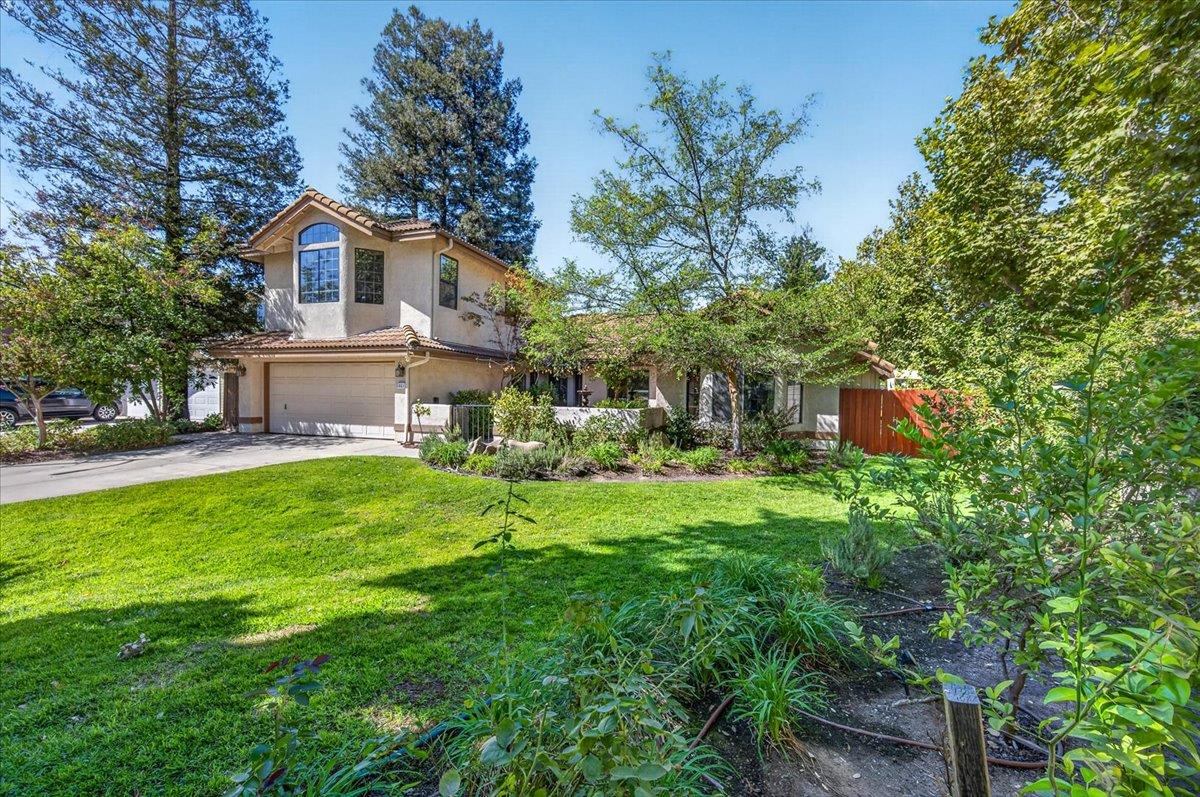813 E Catalina Cir, Fresno, CA 93730