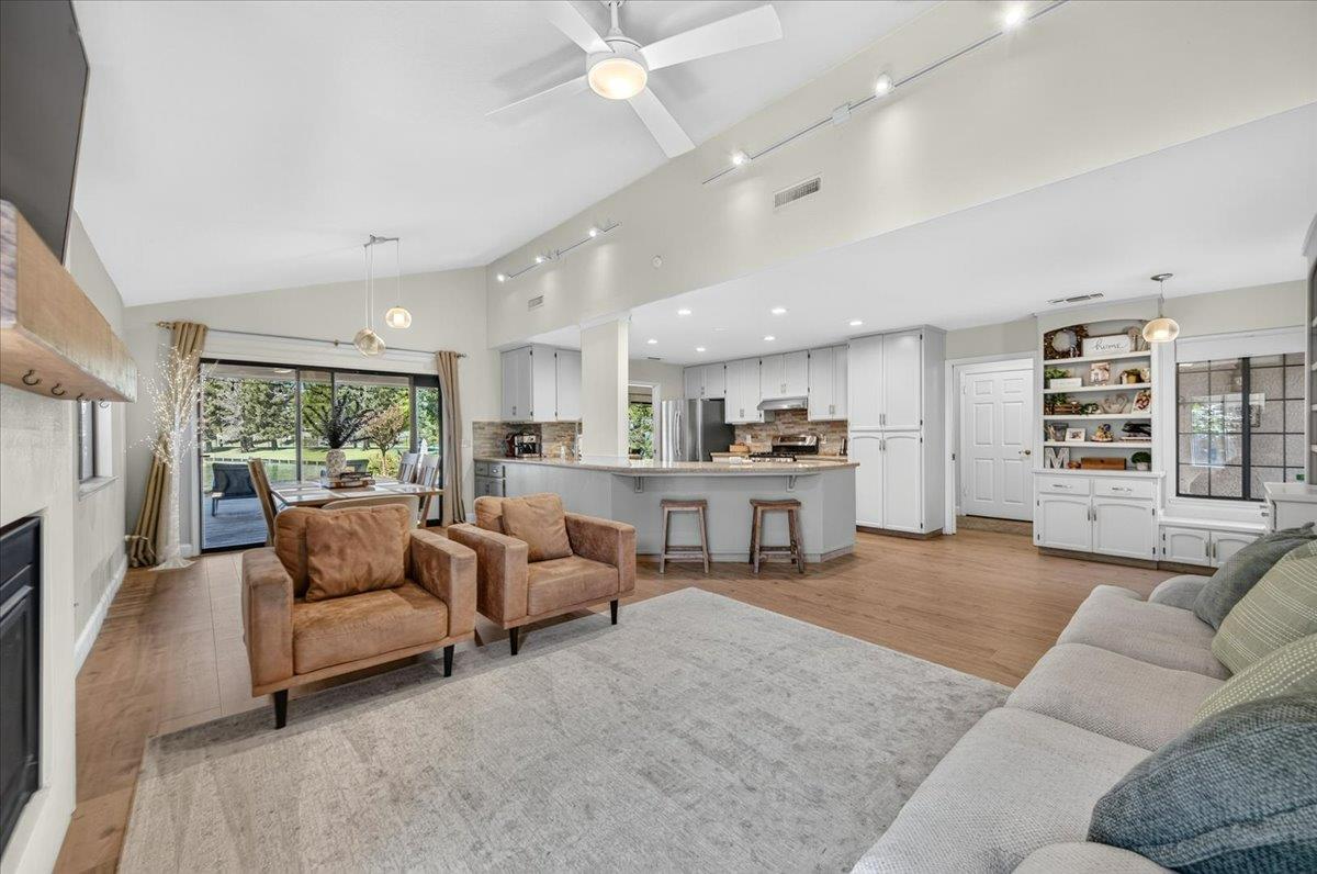 813 E Catalina Cir, Fresno, CA 93730