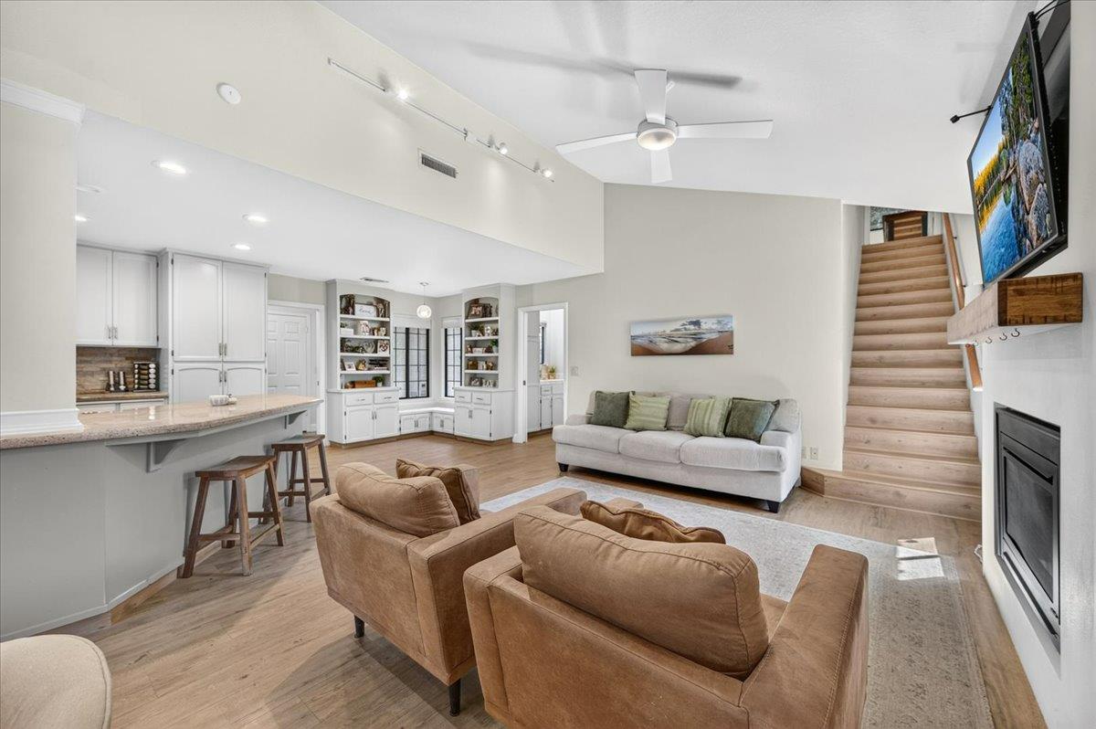 813 E Catalina Cir, Fresno, CA 93730