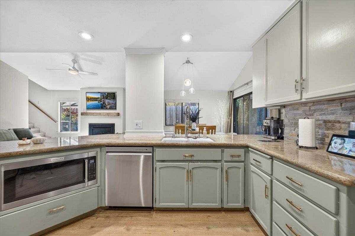 813 E Catalina Cir, Fresno, CA 93730