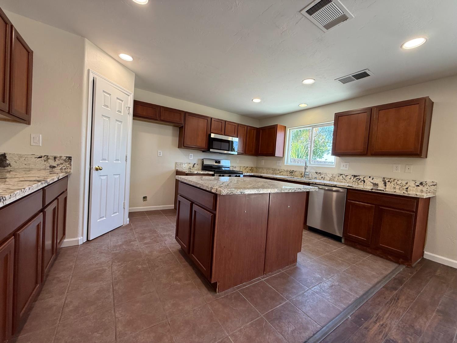 1865 N Ellendale Ave, Fresno, CA 93722