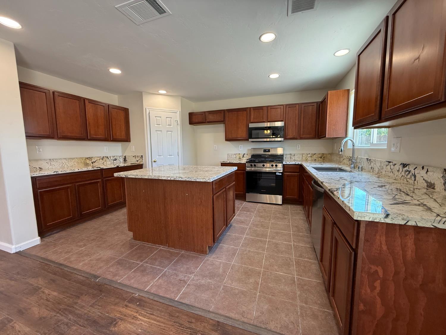 1865 N Ellendale Ave, Fresno, CA 93722