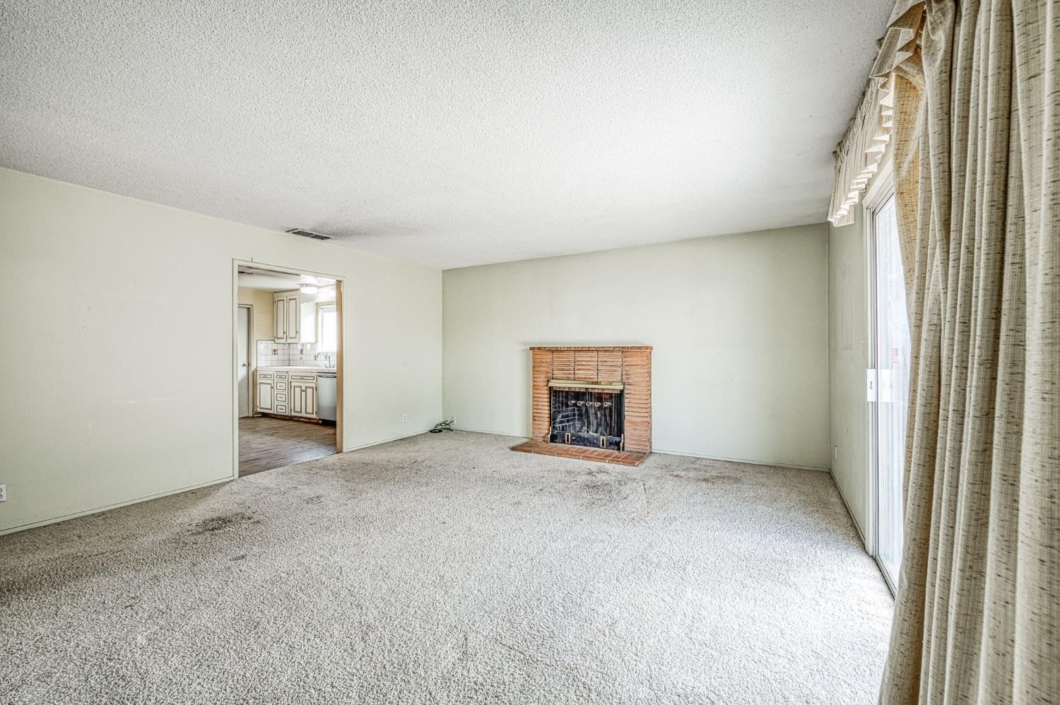 506 W Twain Ave, Clovis, CA 93612