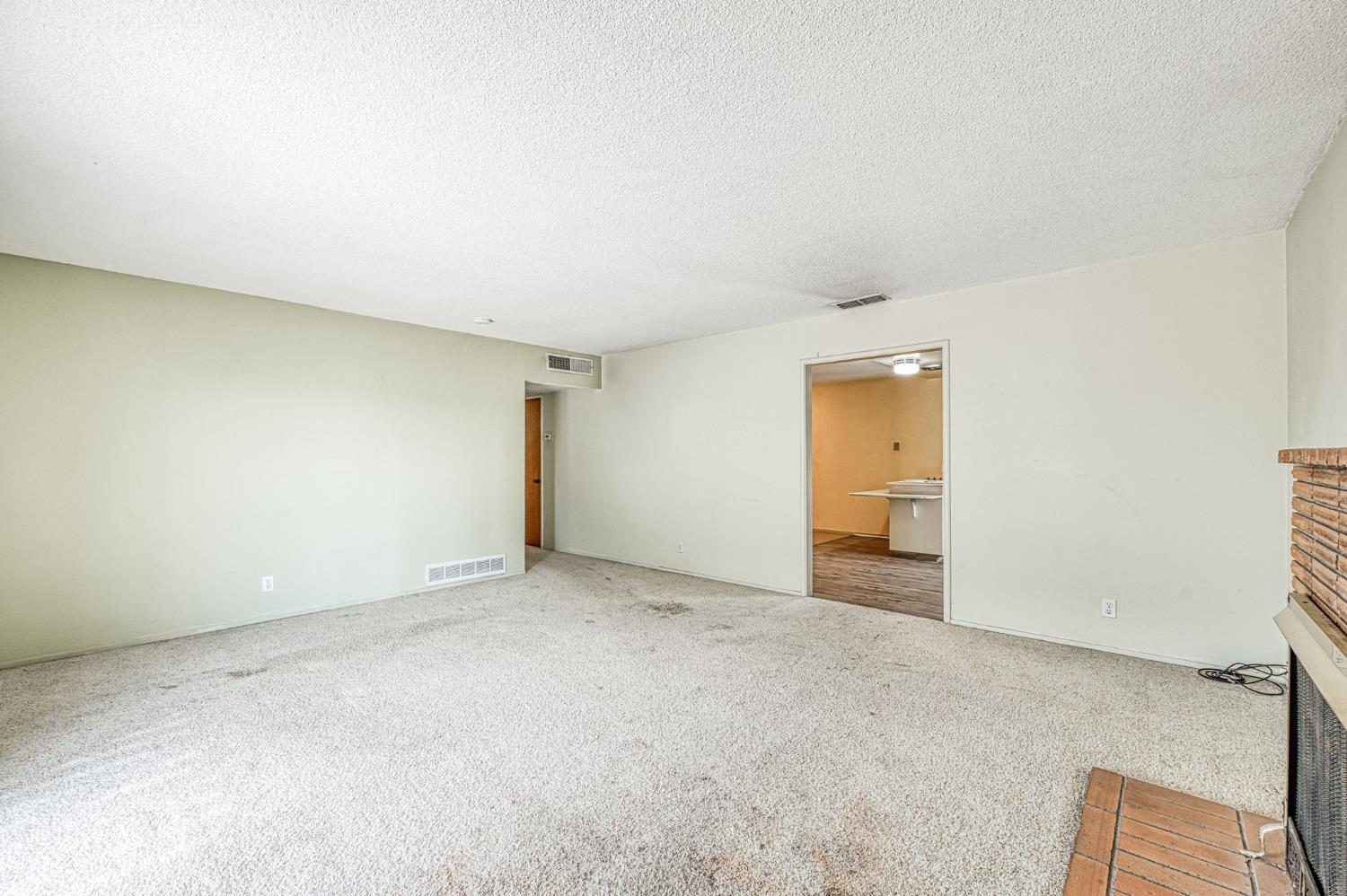 506 W Twain Ave, Clovis, CA 93612