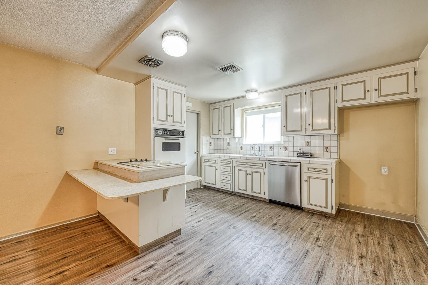 506 W Twain Ave, Clovis, CA 93612