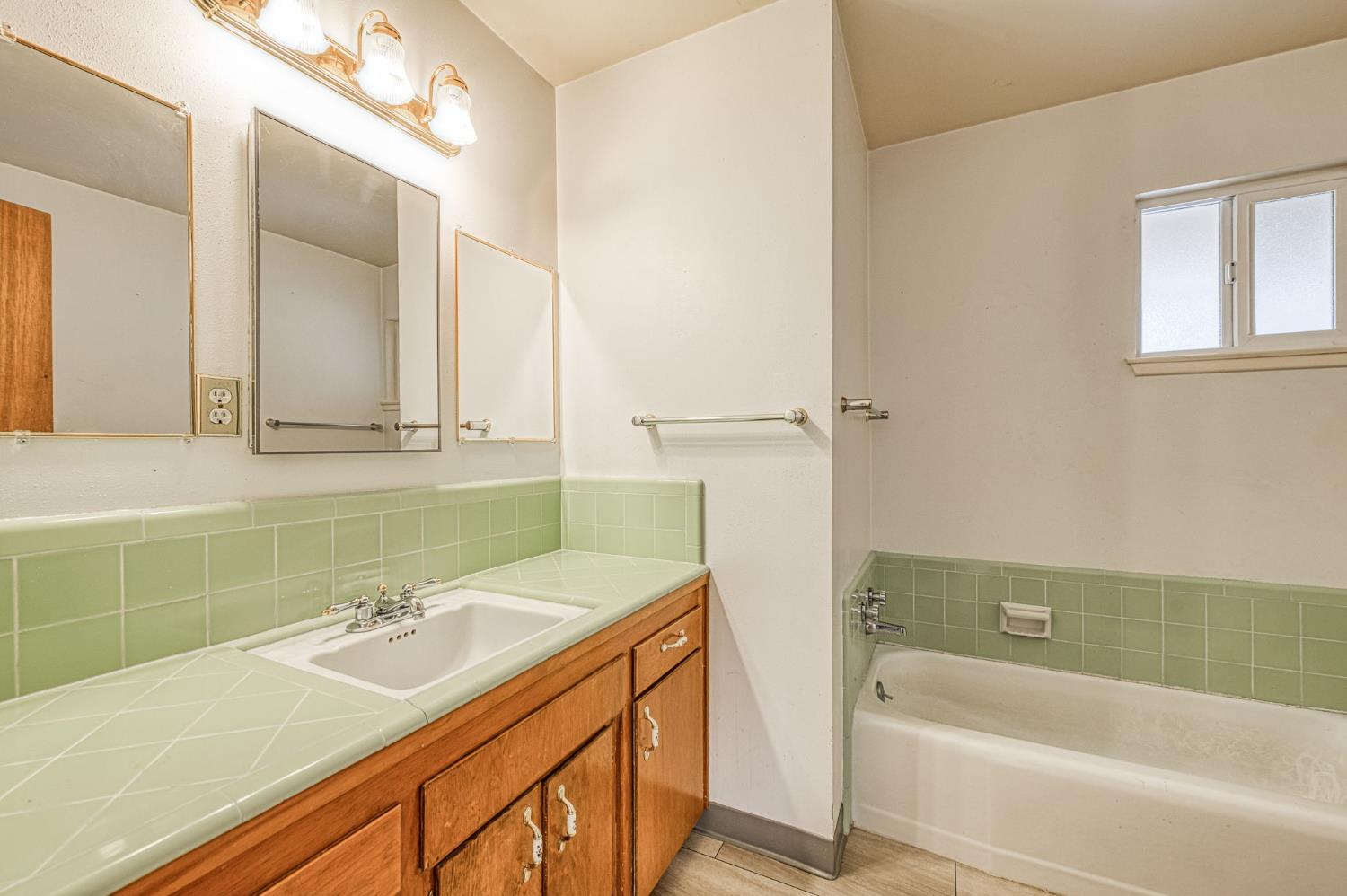 506 W Twain Ave, Clovis, CA 93612