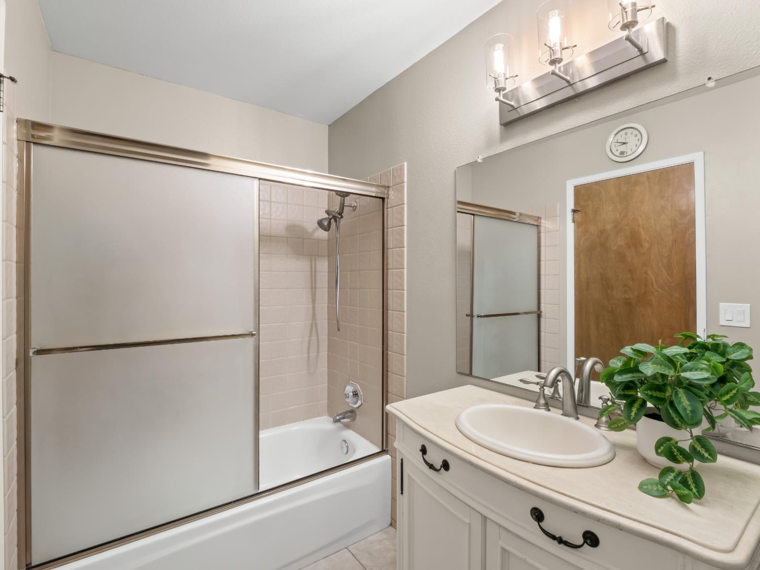 2475 Dennis Ave, Clovis, CA 93611