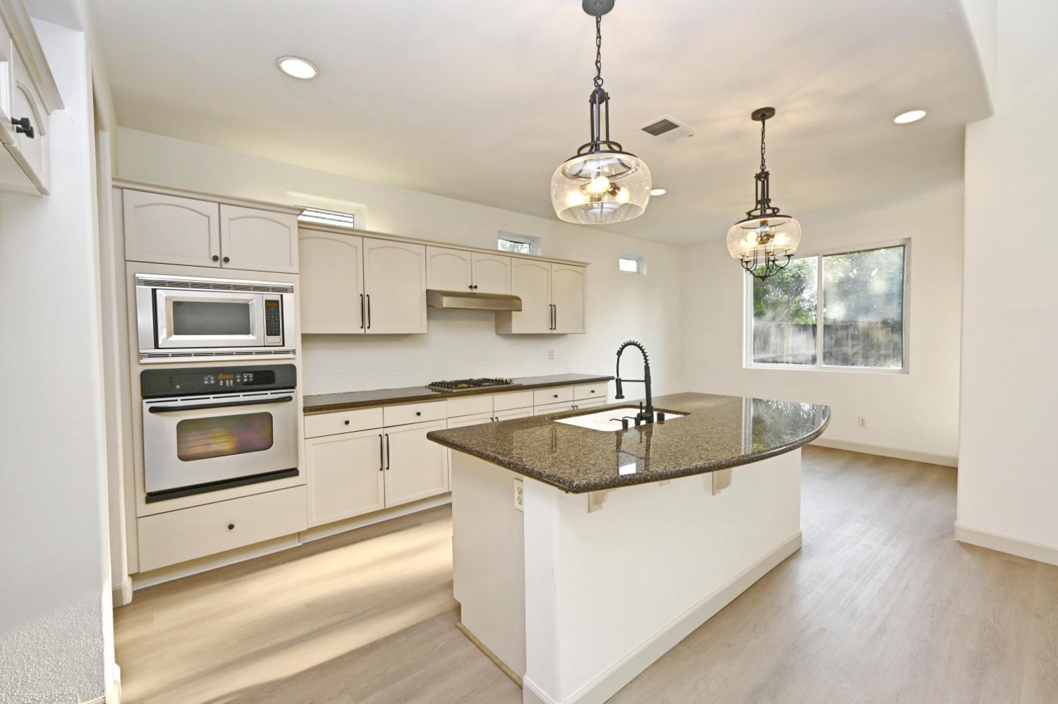 4793 N Emerald Peak Dr, Clovis, CA 93619