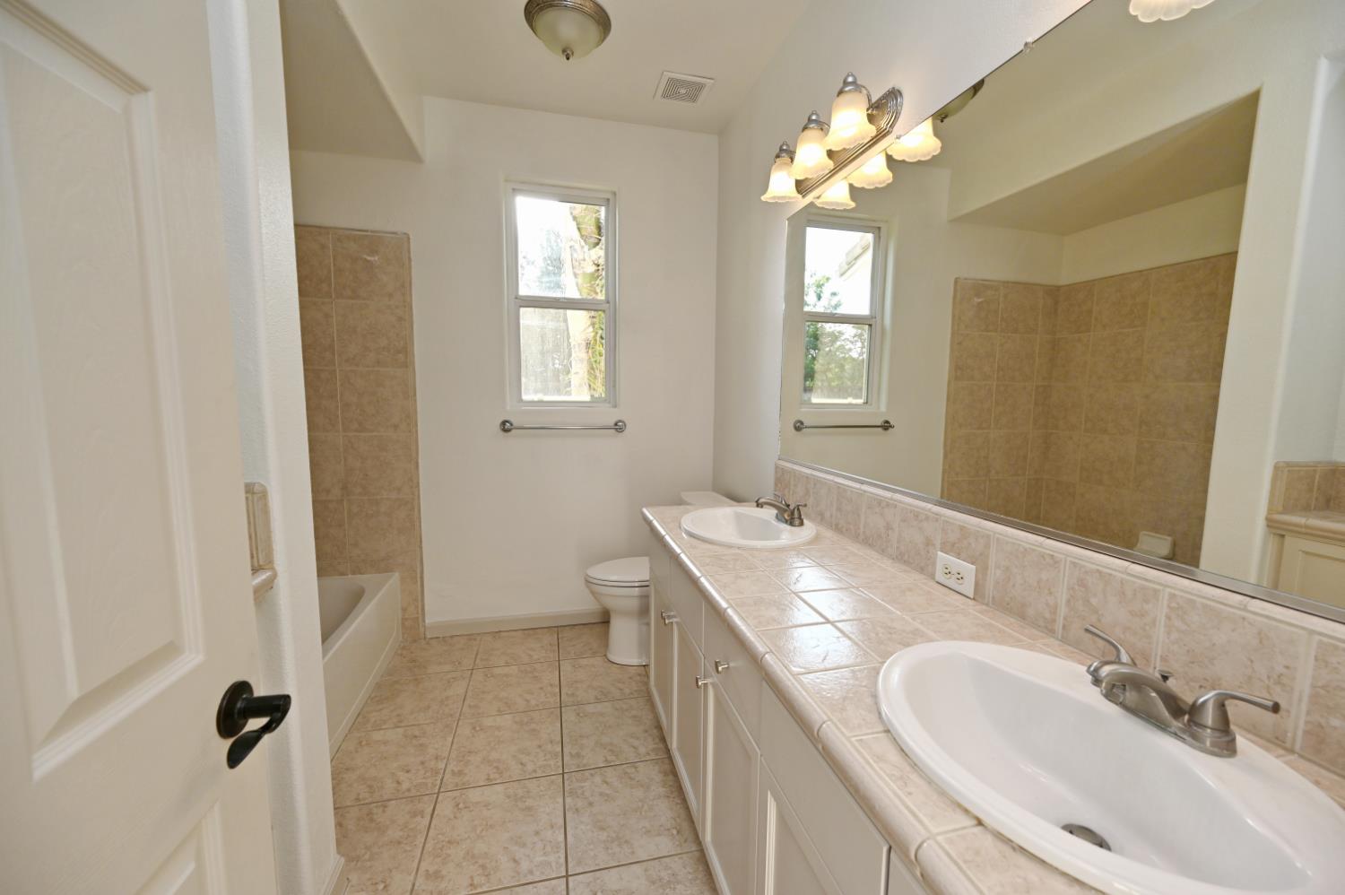 4793 N Emerald Peak Dr, Clovis, CA 93619