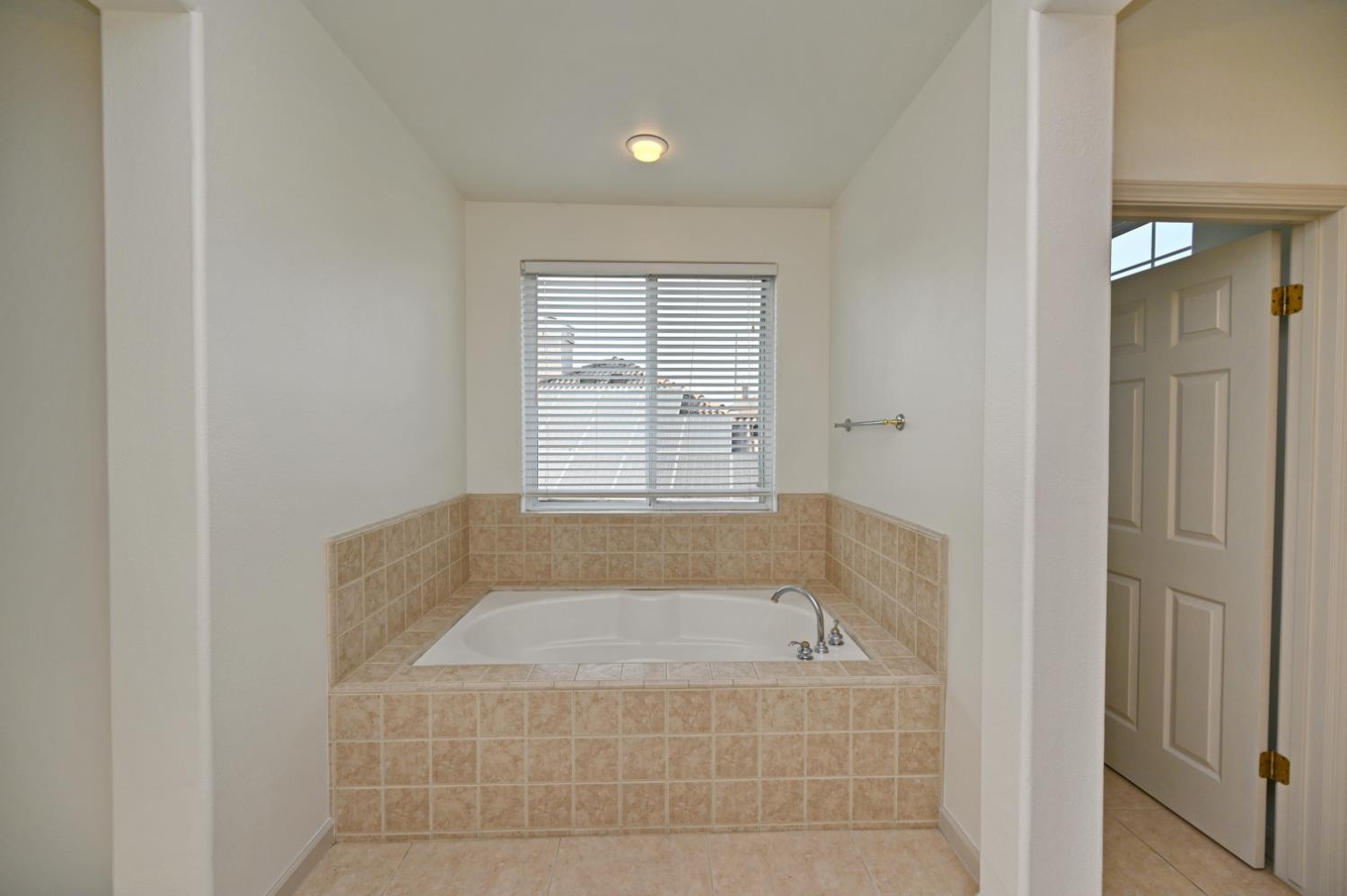 4793 N Emerald Peak Dr, Clovis, CA 93619
