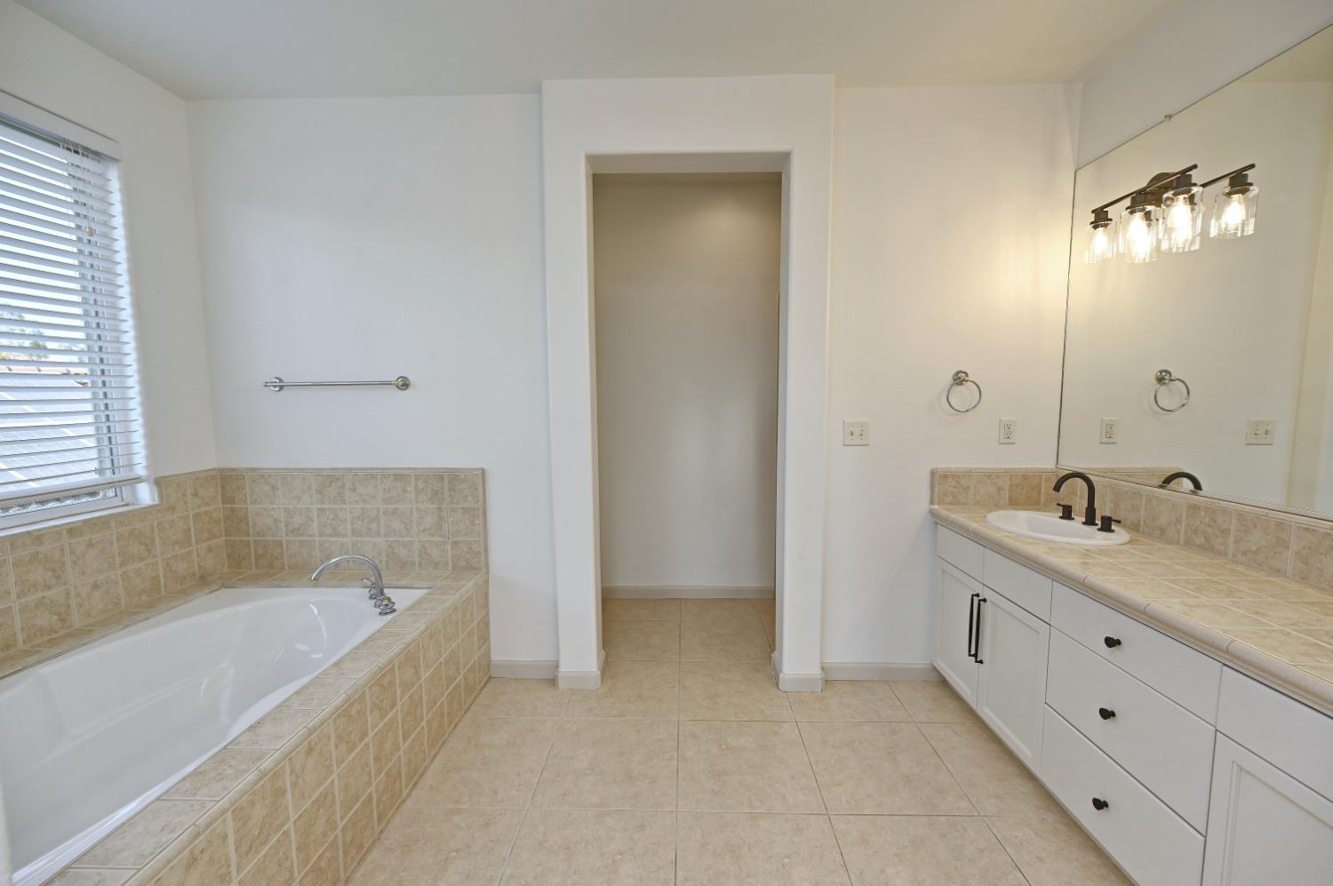 4793 N Emerald Peak Dr, Clovis, CA 93619