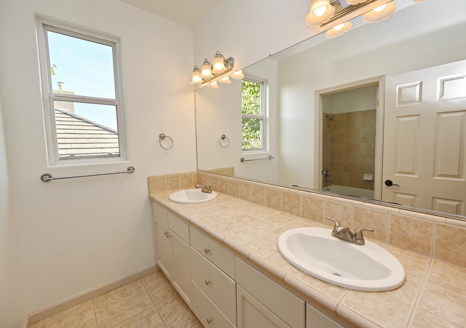 4793 N Emerald Peak Dr, Clovis, CA 93619