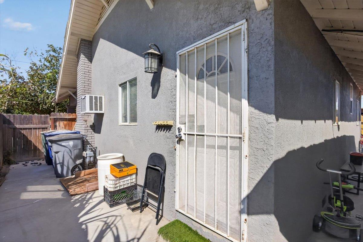 1118 N Augusta St, Fresno, CA 93701