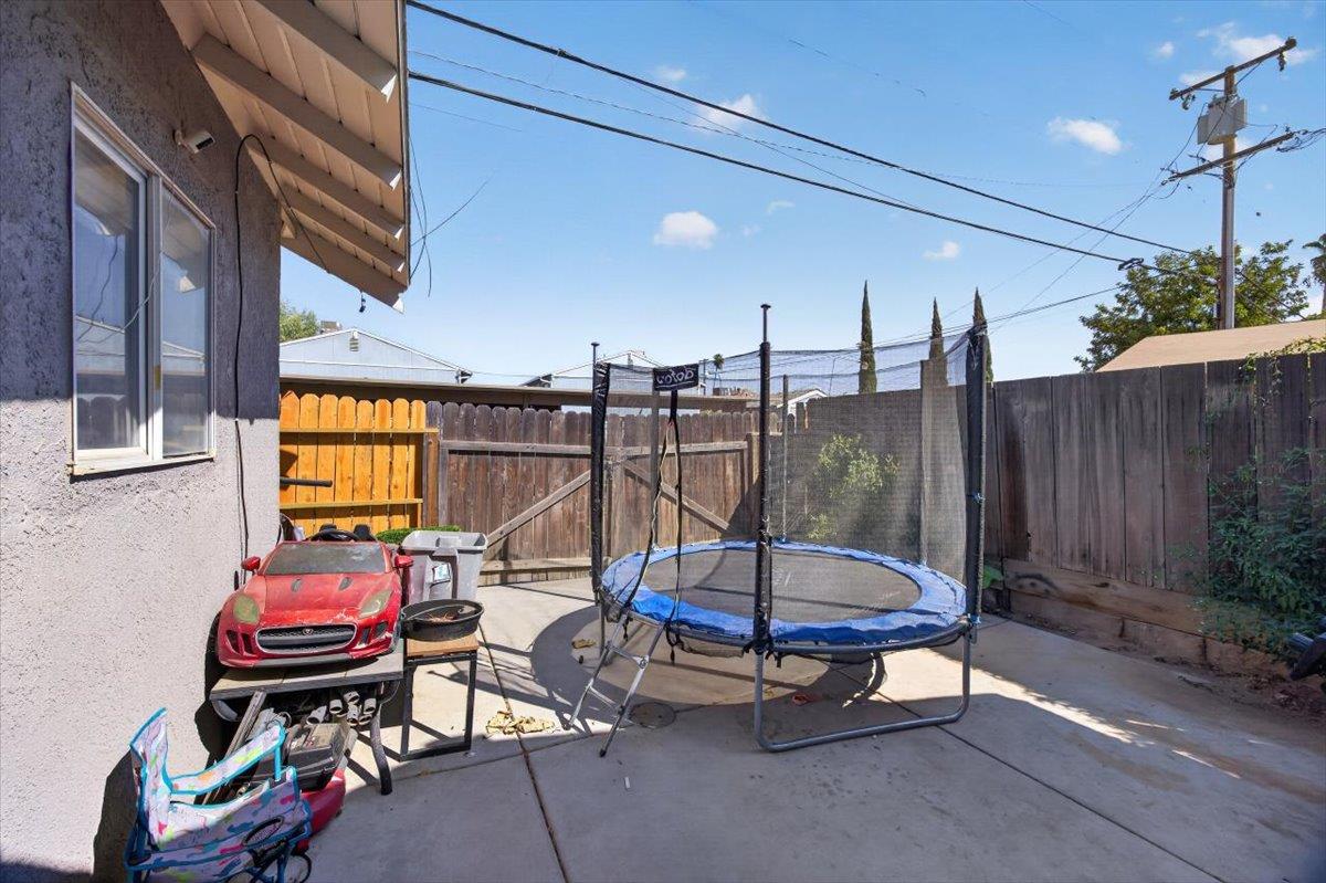 1118 N Augusta St, Fresno, CA 93701