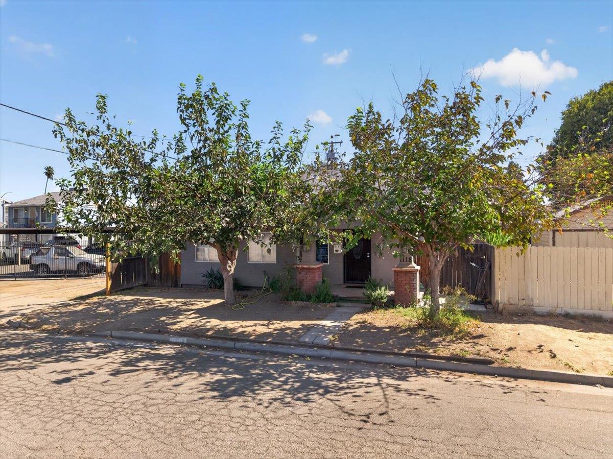 1118 N Augusta St, Fresno, CA 93701