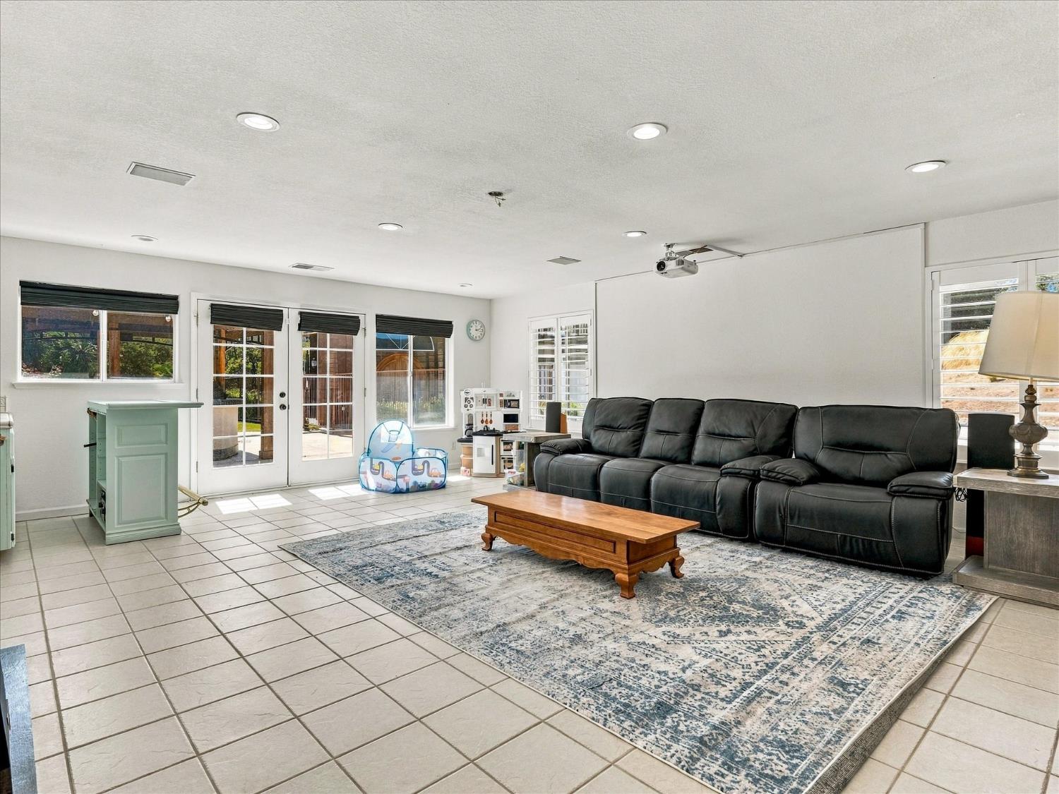 49344 Deerview Ln, Oakhurst, CA 93644