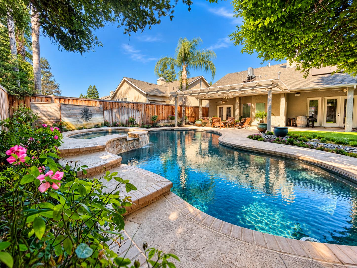 284 W Lester Ave, Clovis, CA 93619