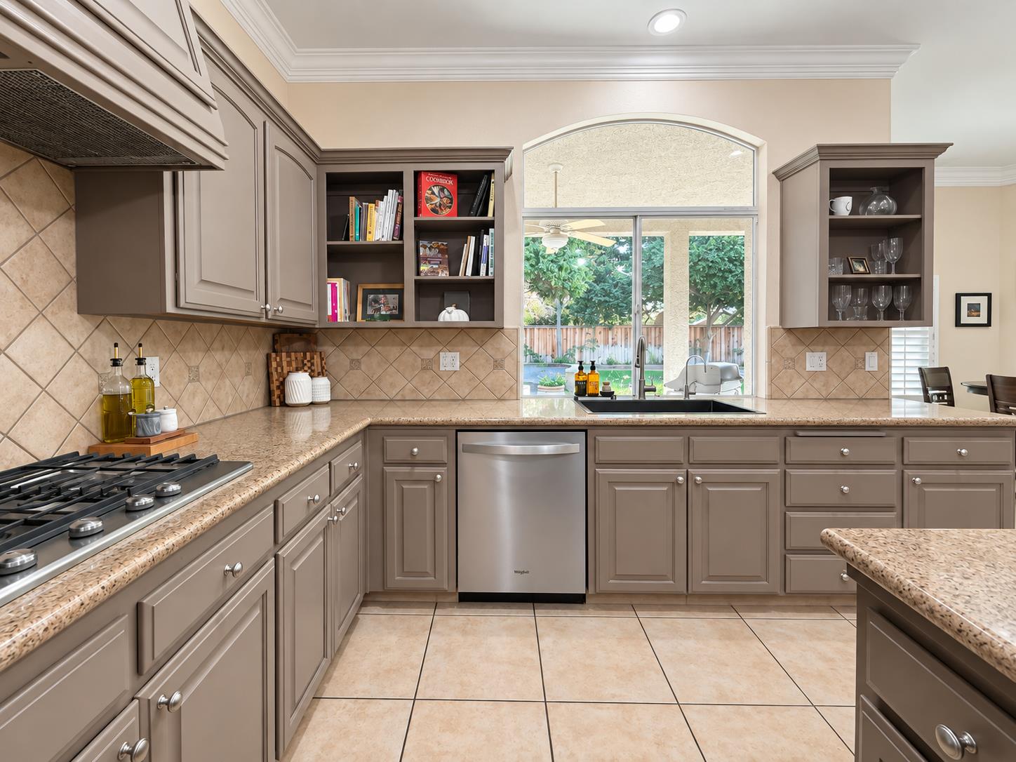 284 W Lester Ave, Clovis, CA 93619