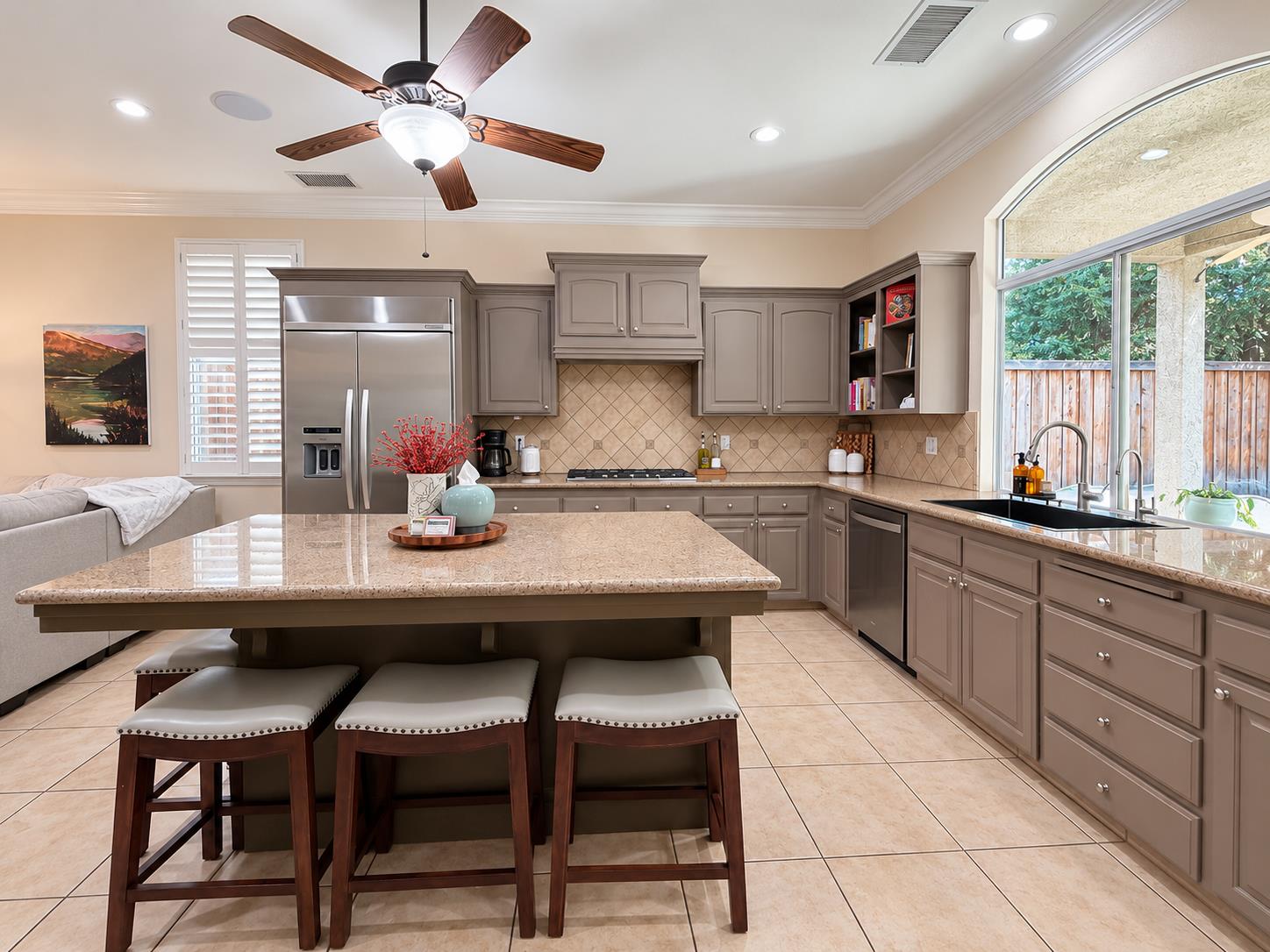 284 W Lester Ave, Clovis, CA 93619
