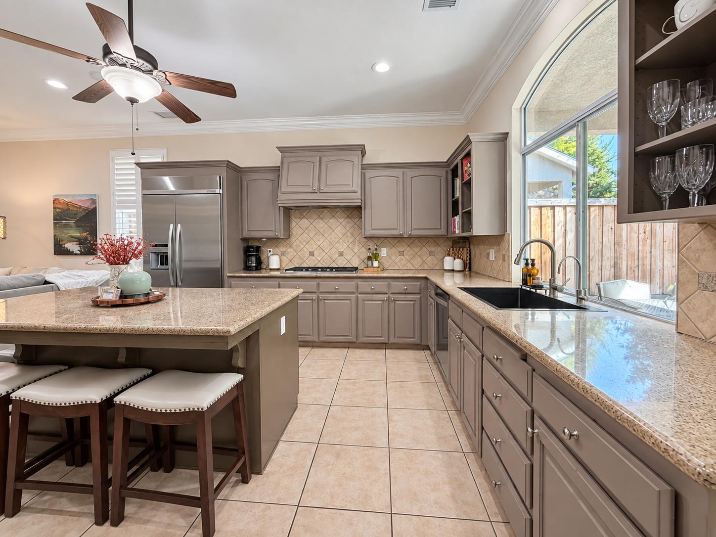 284 W Lester Ave, Clovis, CA 93619