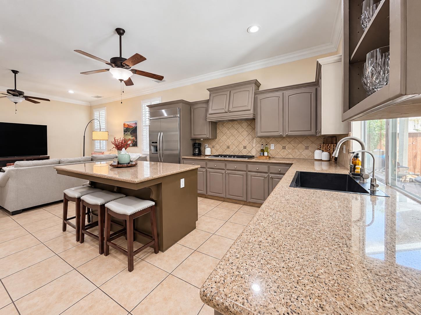 284 W Lester Ave, Clovis, CA 93619