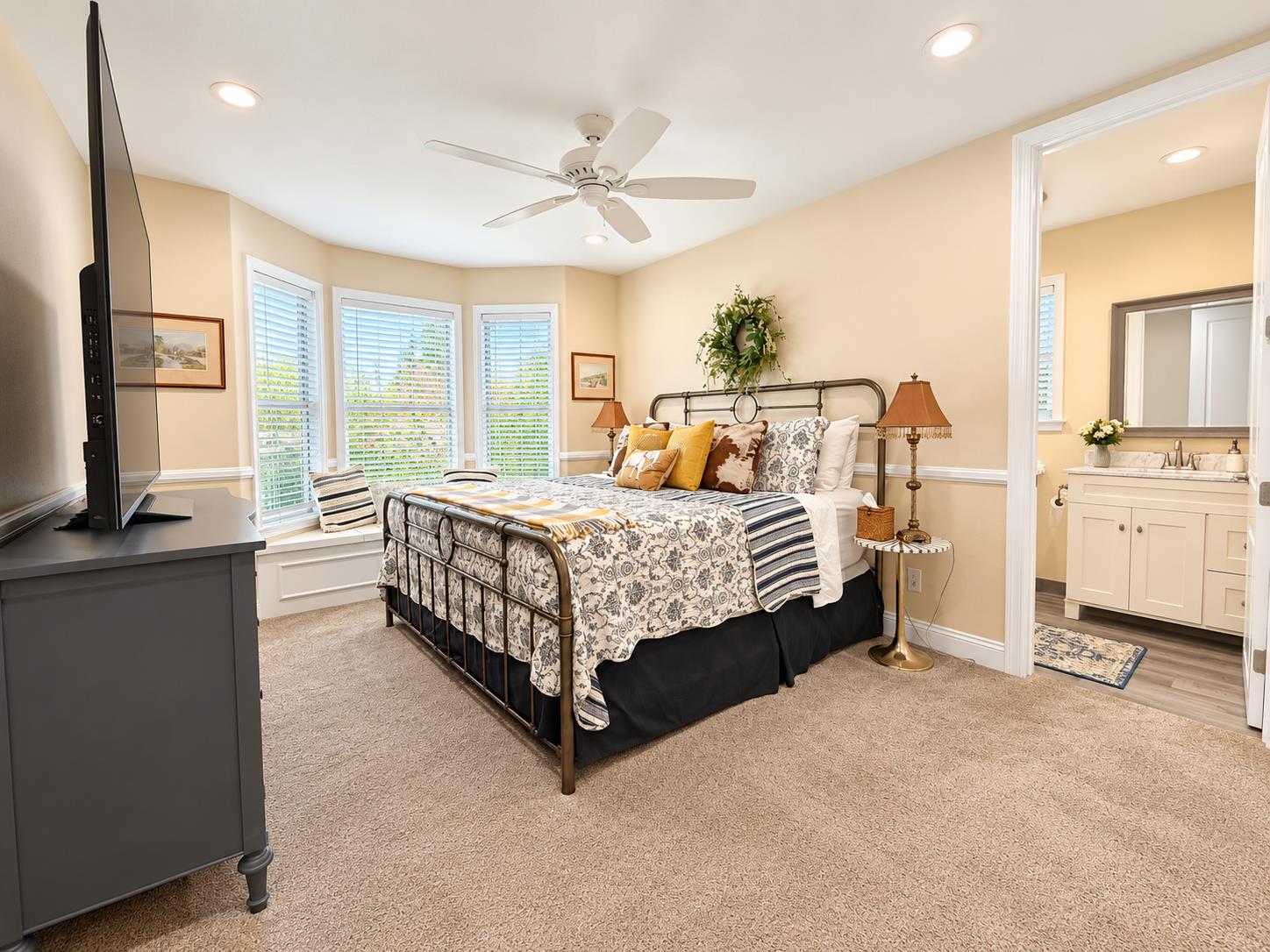 284 W Lester Ave, Clovis, CA 93619