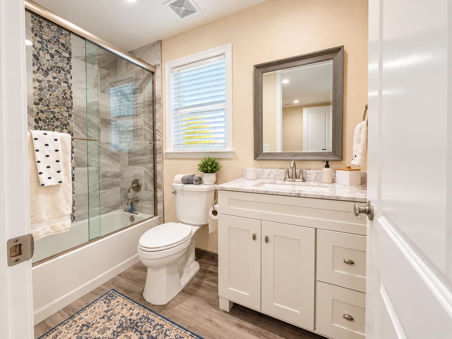 284 W Lester Ave, Clovis, CA 93619