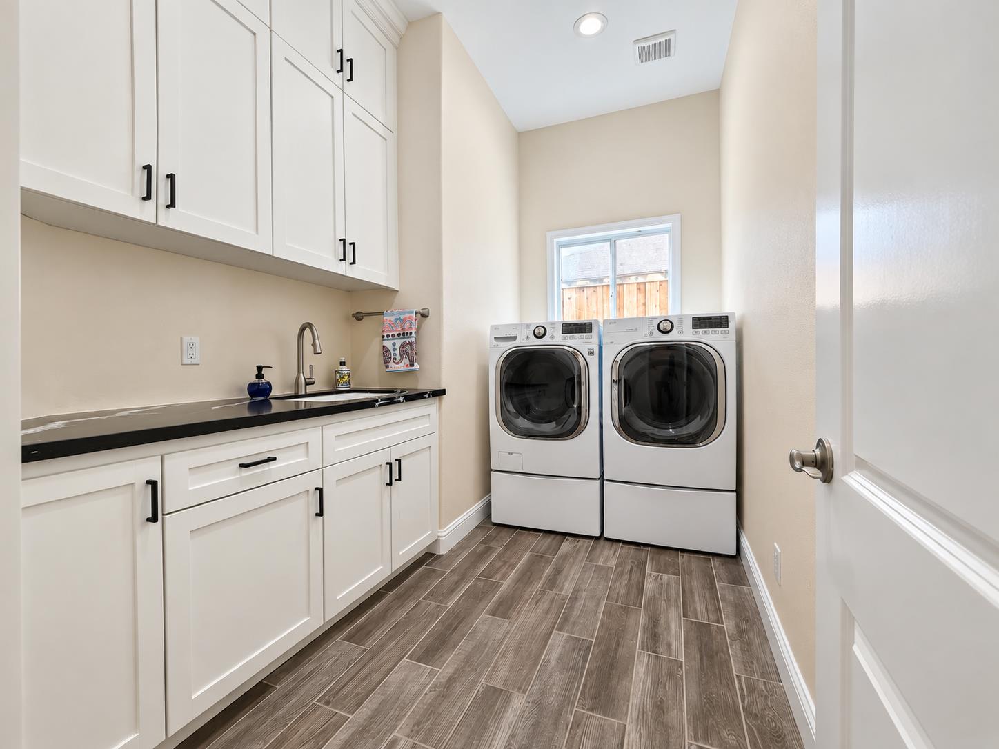 284 W Lester Ave, Clovis, CA 93619