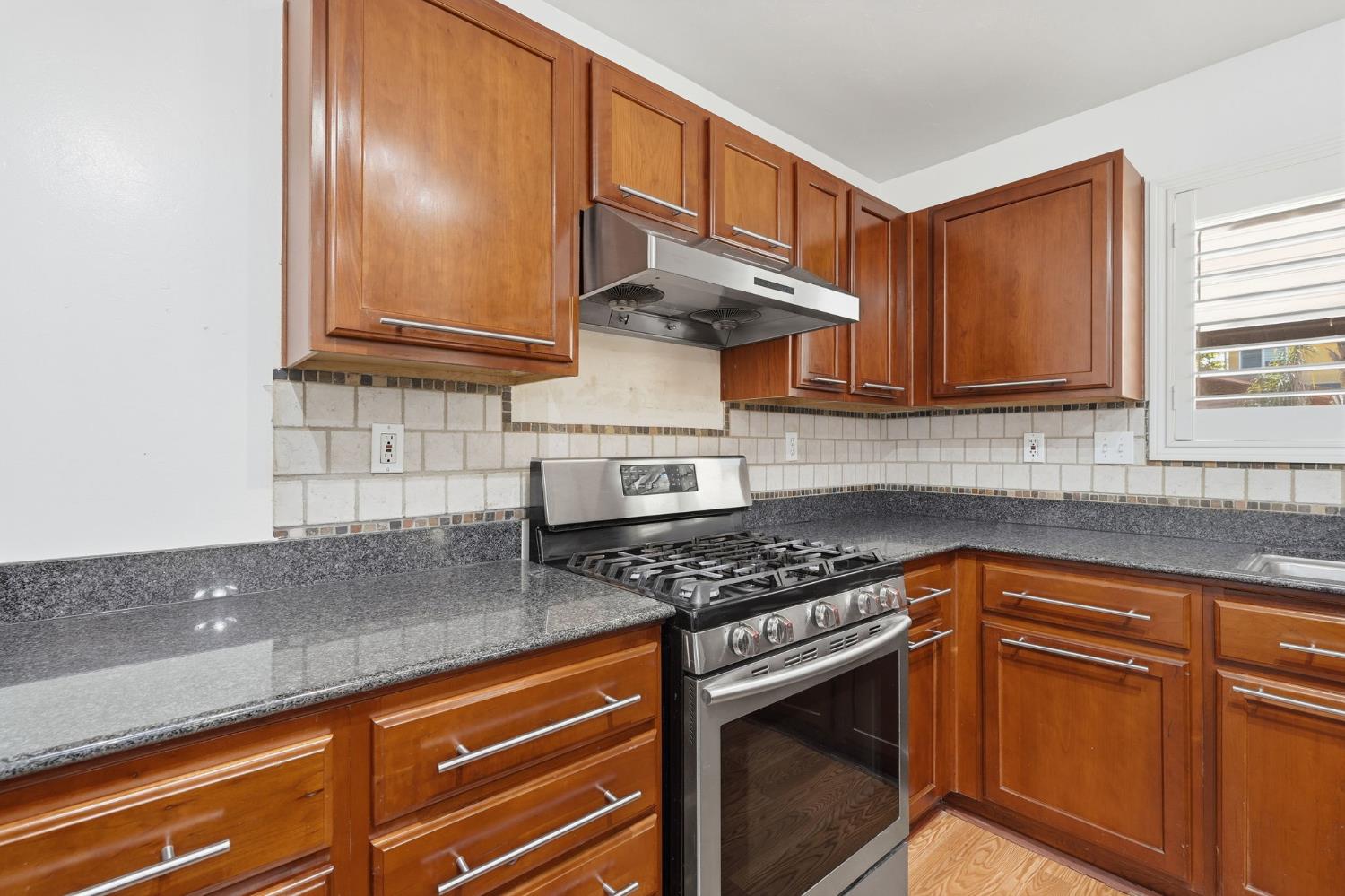 2631 E Parkview Ave, Visalia, CA 93292