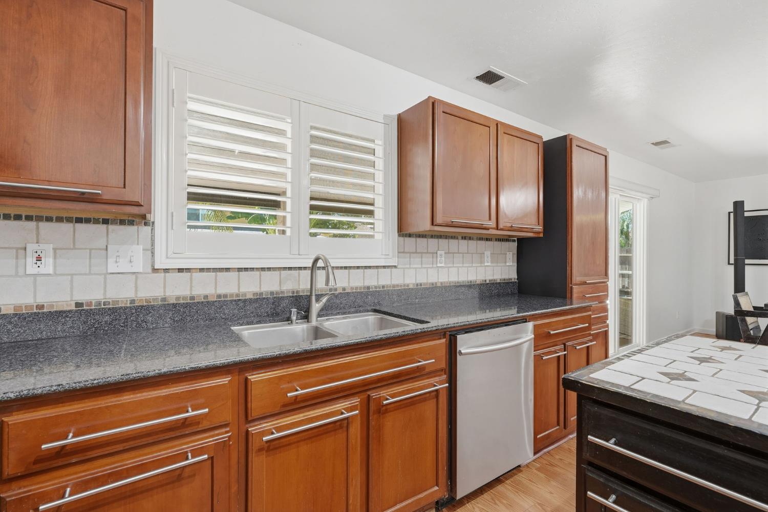 2631 E Parkview Ave, Visalia, CA 93292