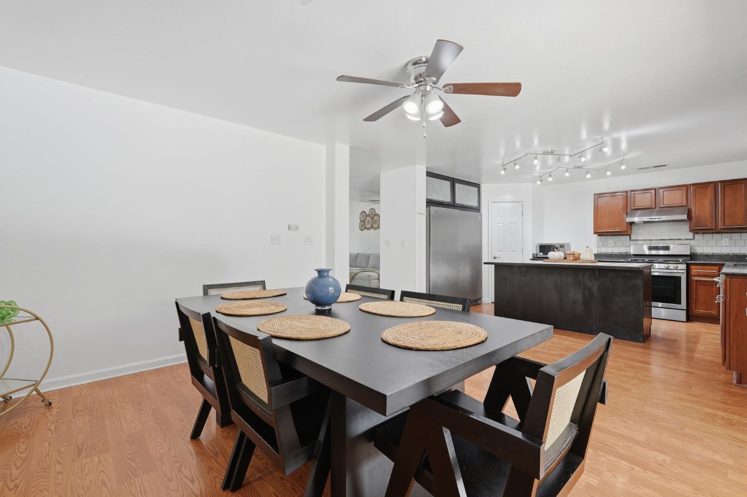 2631 E Parkview Ave, Visalia, CA 93292