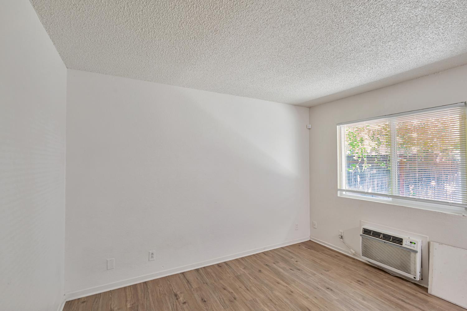 360 N Calaveras St, Fresno, CA 93701