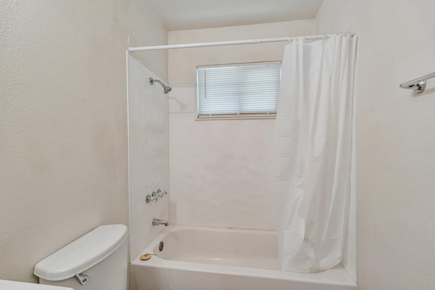 360 N Calaveras St, Fresno, CA 93701