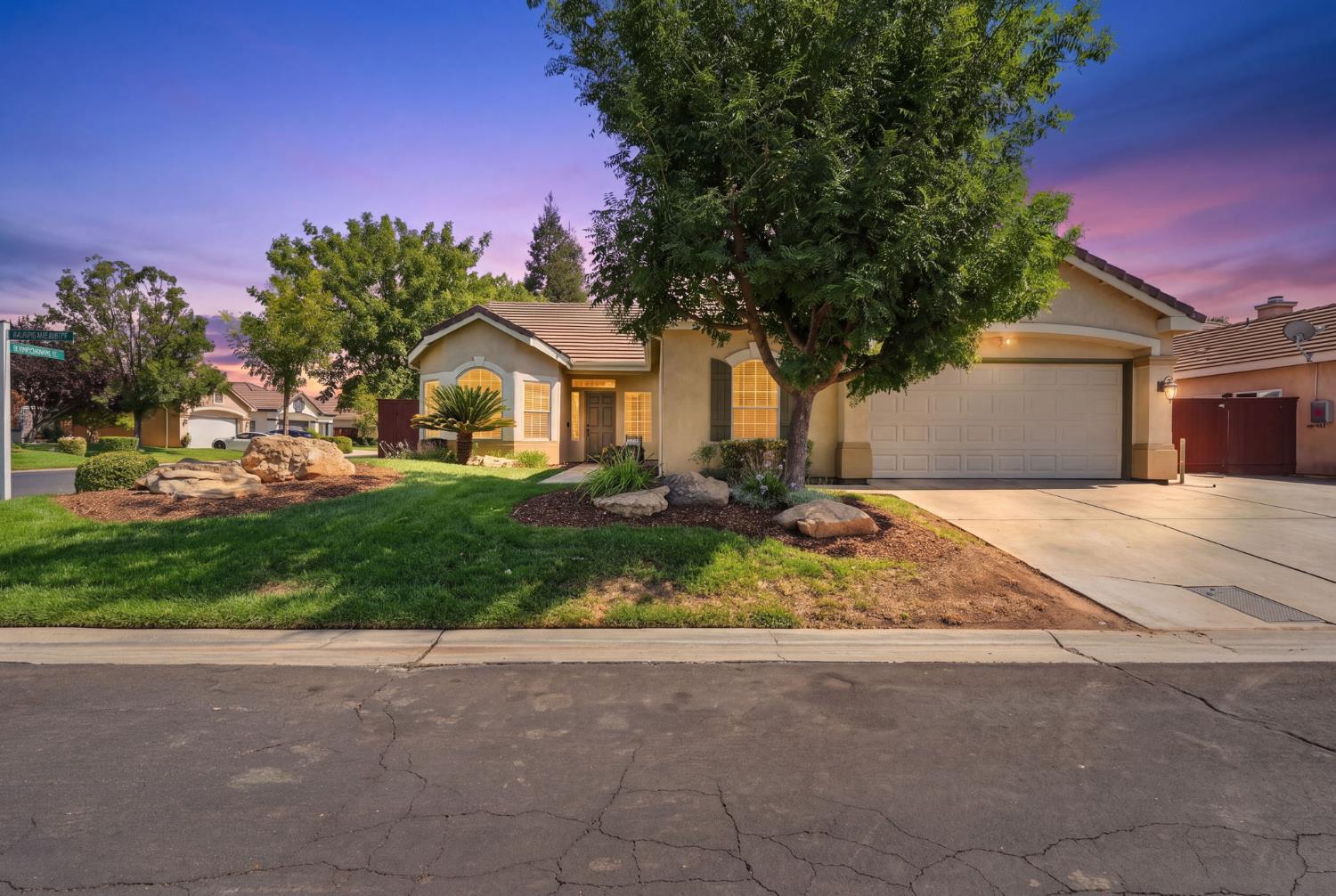 4910 N Crestmoor Ave, Clovis, CA 93619