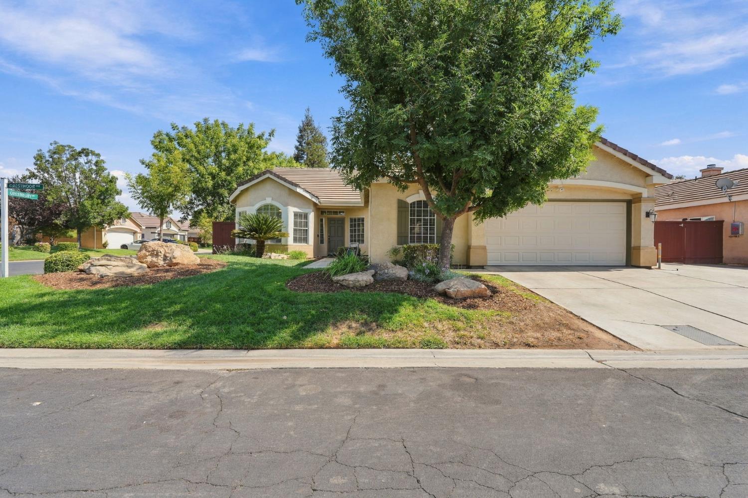 4910 N Crestmoor Ave, Clovis, CA 93619