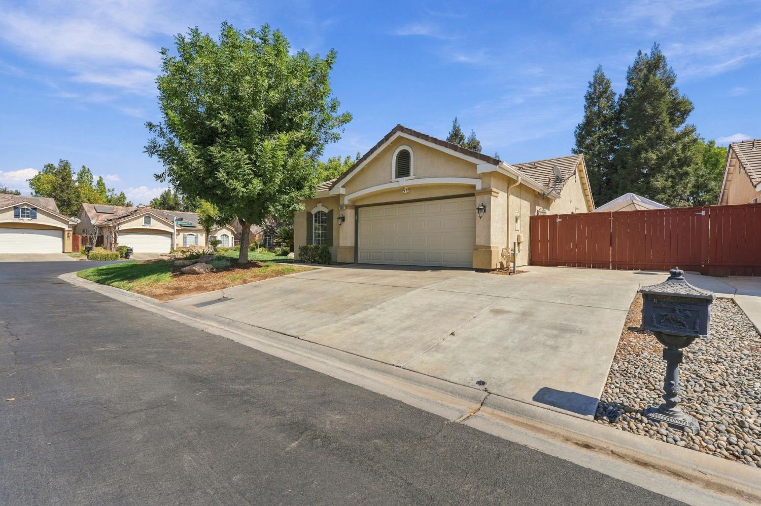 4910 N Crestmoor Ave, Clovis, CA 93619