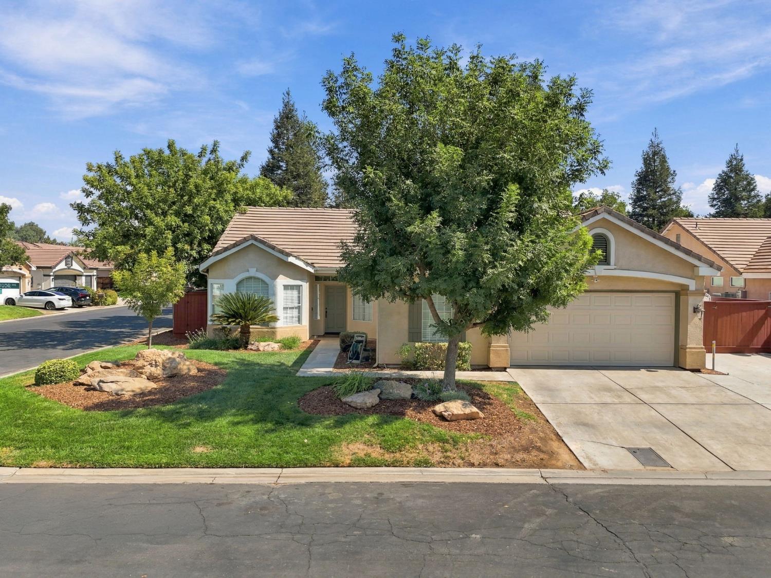 4910 N Crestmoor Ave, Clovis, CA 93619