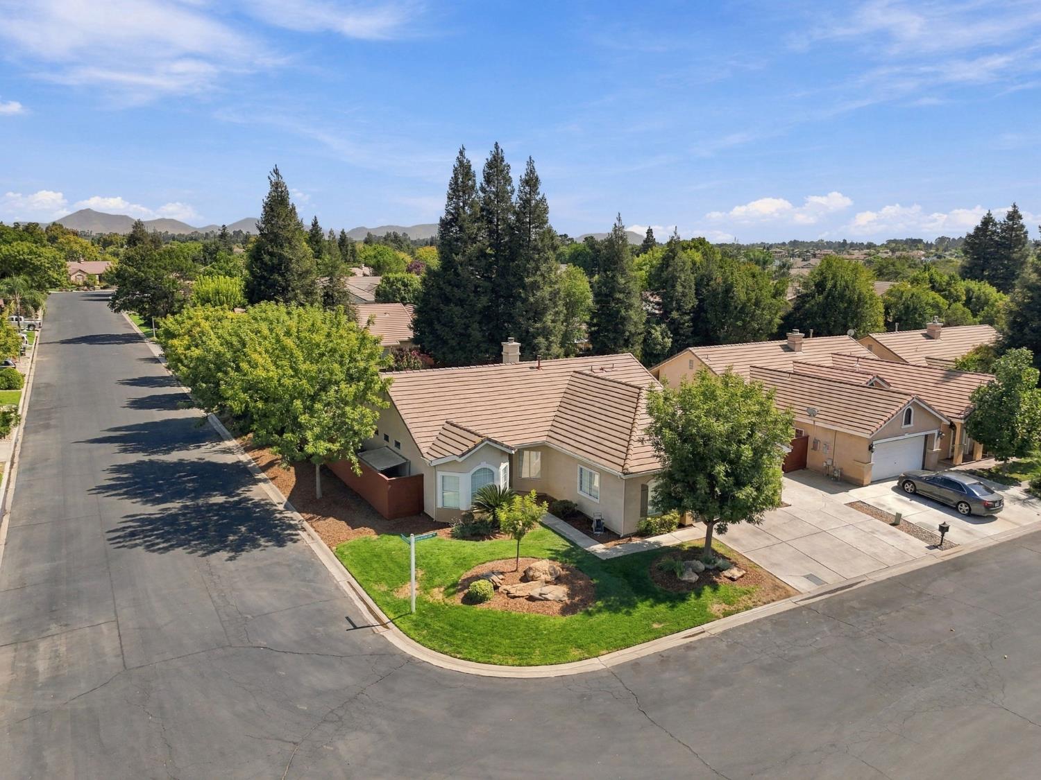 4910 N Crestmoor Ave, Clovis, CA 93619