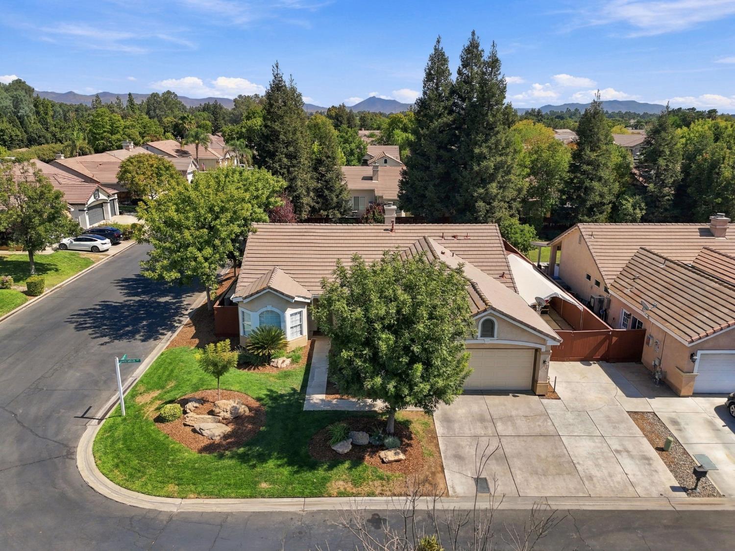 4910 N Crestmoor Ave, Clovis, CA 93619