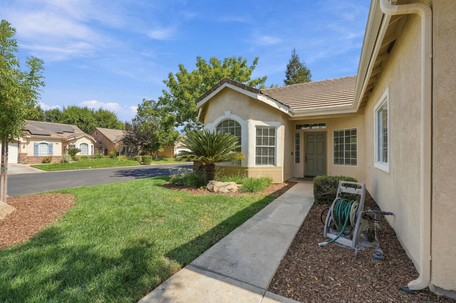 4910 N Crestmoor Ave, Clovis, CA 93619